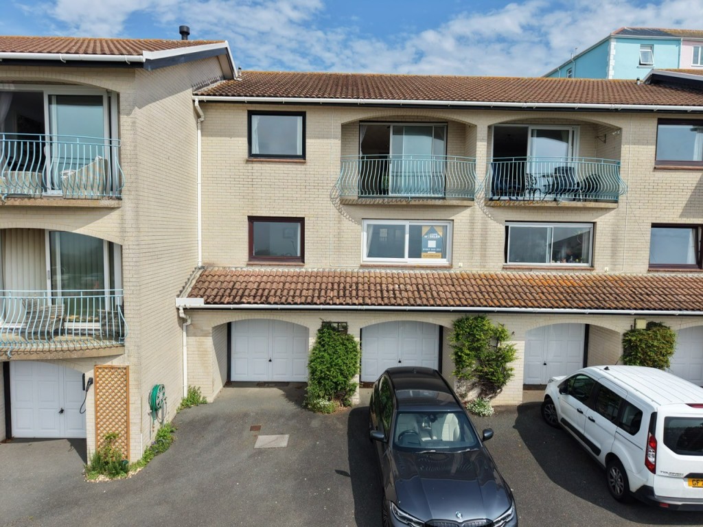 Lot: 73 - TWO-BEDROOM FLAT WITH GARAGE, BALCONY AND SPLENDID SEA VIEW - Front View of the Building